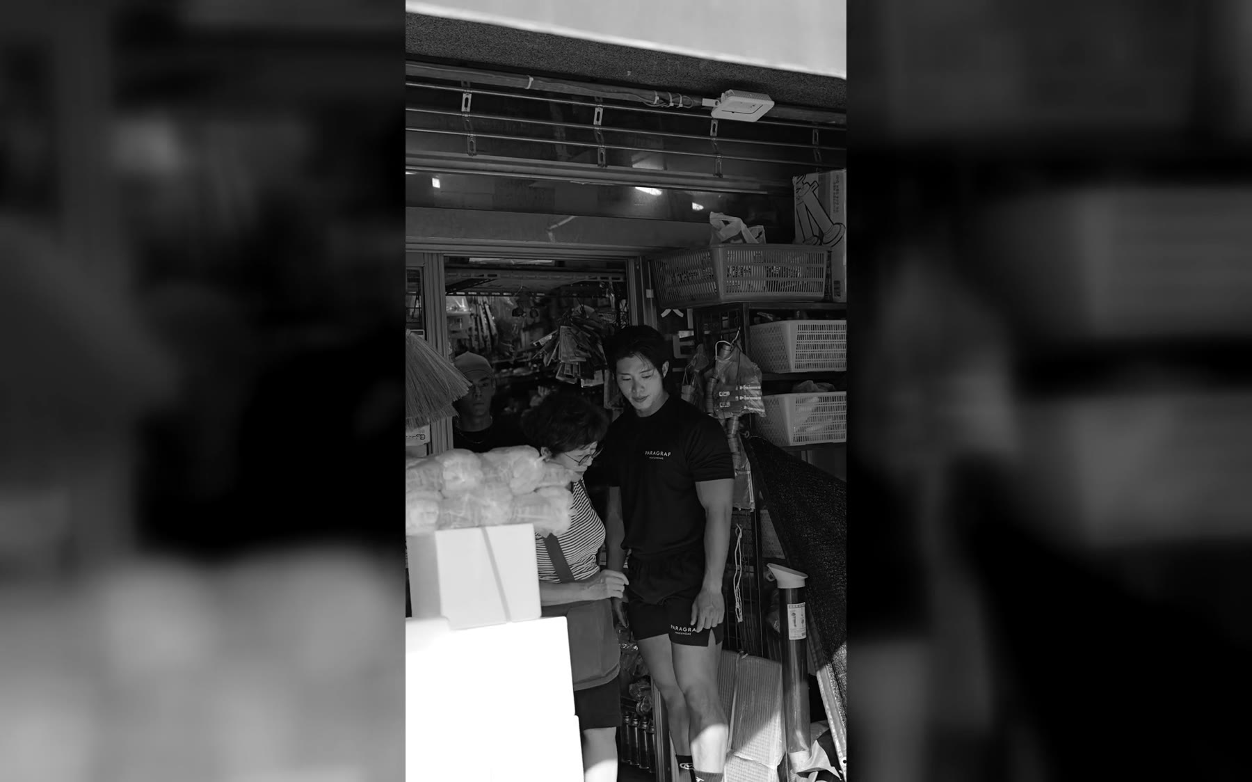 남천점 인수 뒤 물품을 정리하는 젬스톤 직원들