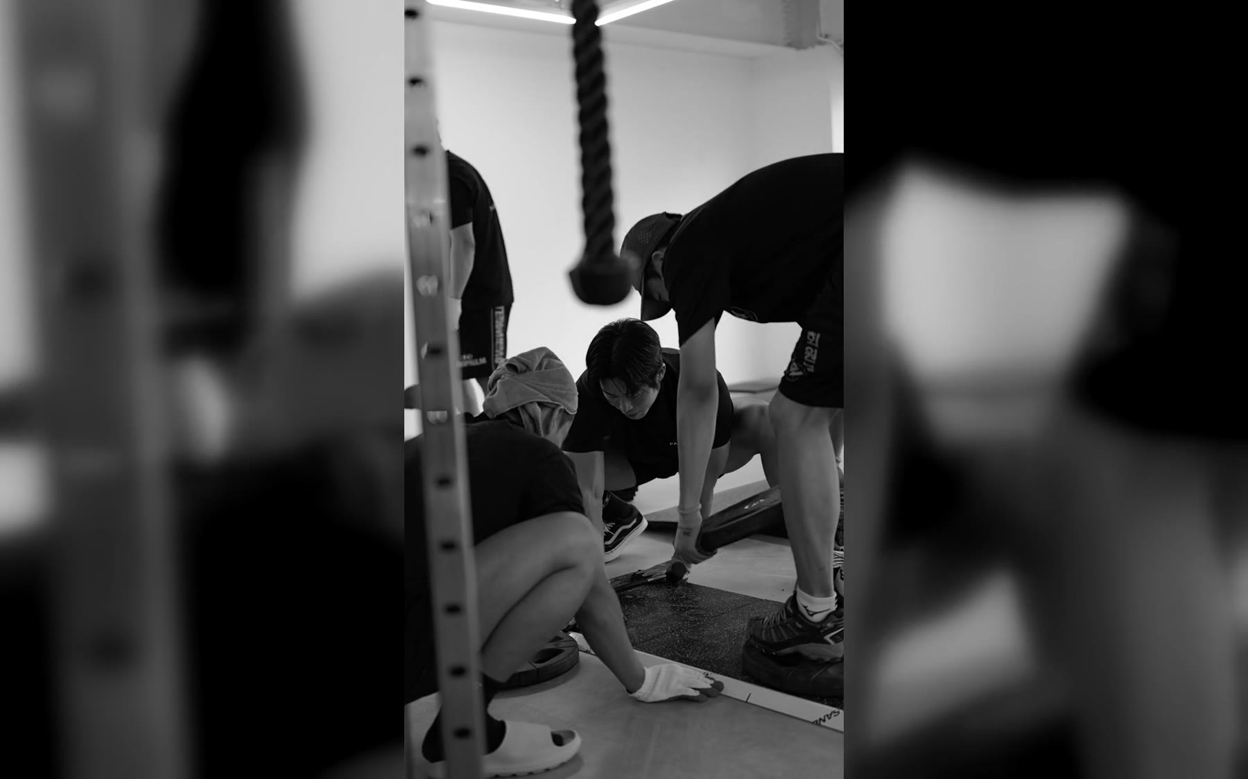 남천점 바닥 작업을 함께 진행하는 직원들