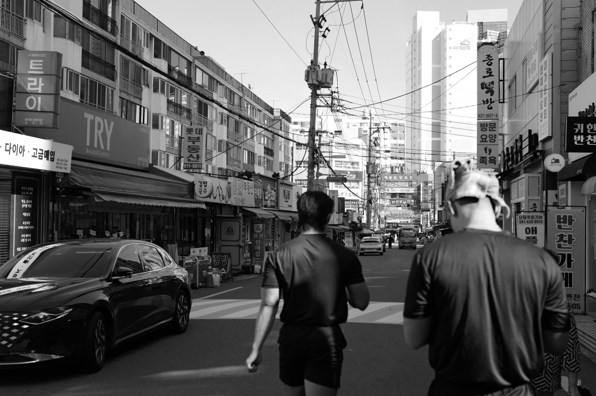 남천 거리에서 3호점으로 향하는 젬스톤 직원들의 뒷모습