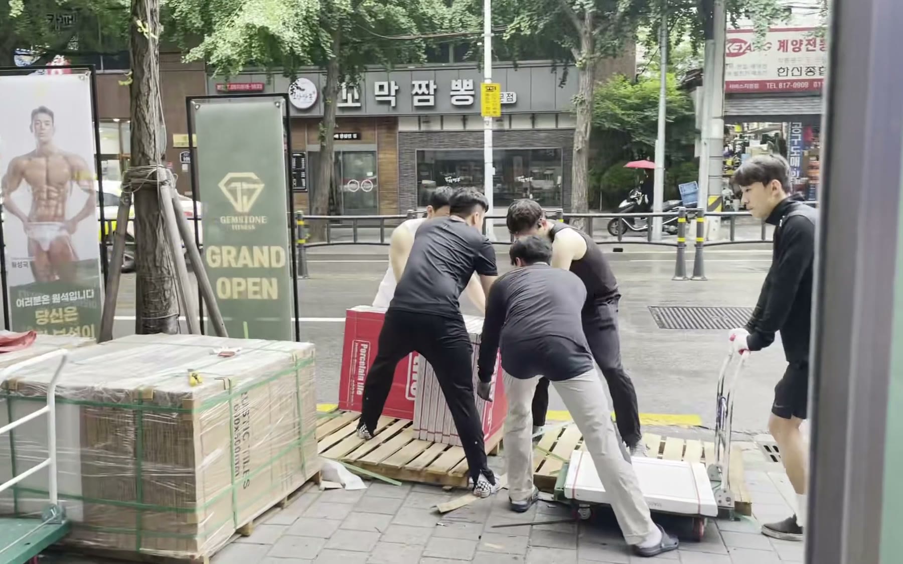 젬스톤 1호점 공사 자재를 현장으로 옮기는 직원들