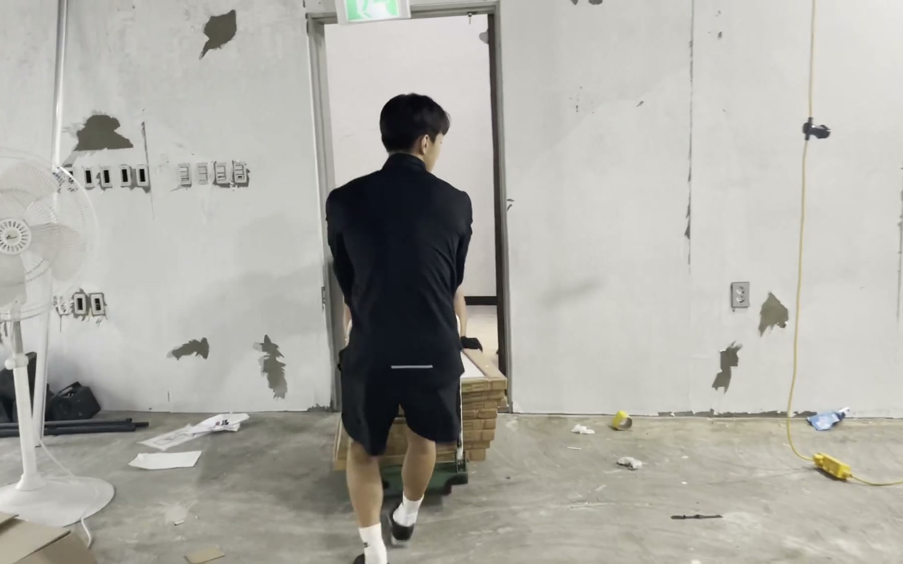 공사 중인 젬스톤 1호점 안에서 현장을 확인하는 직원