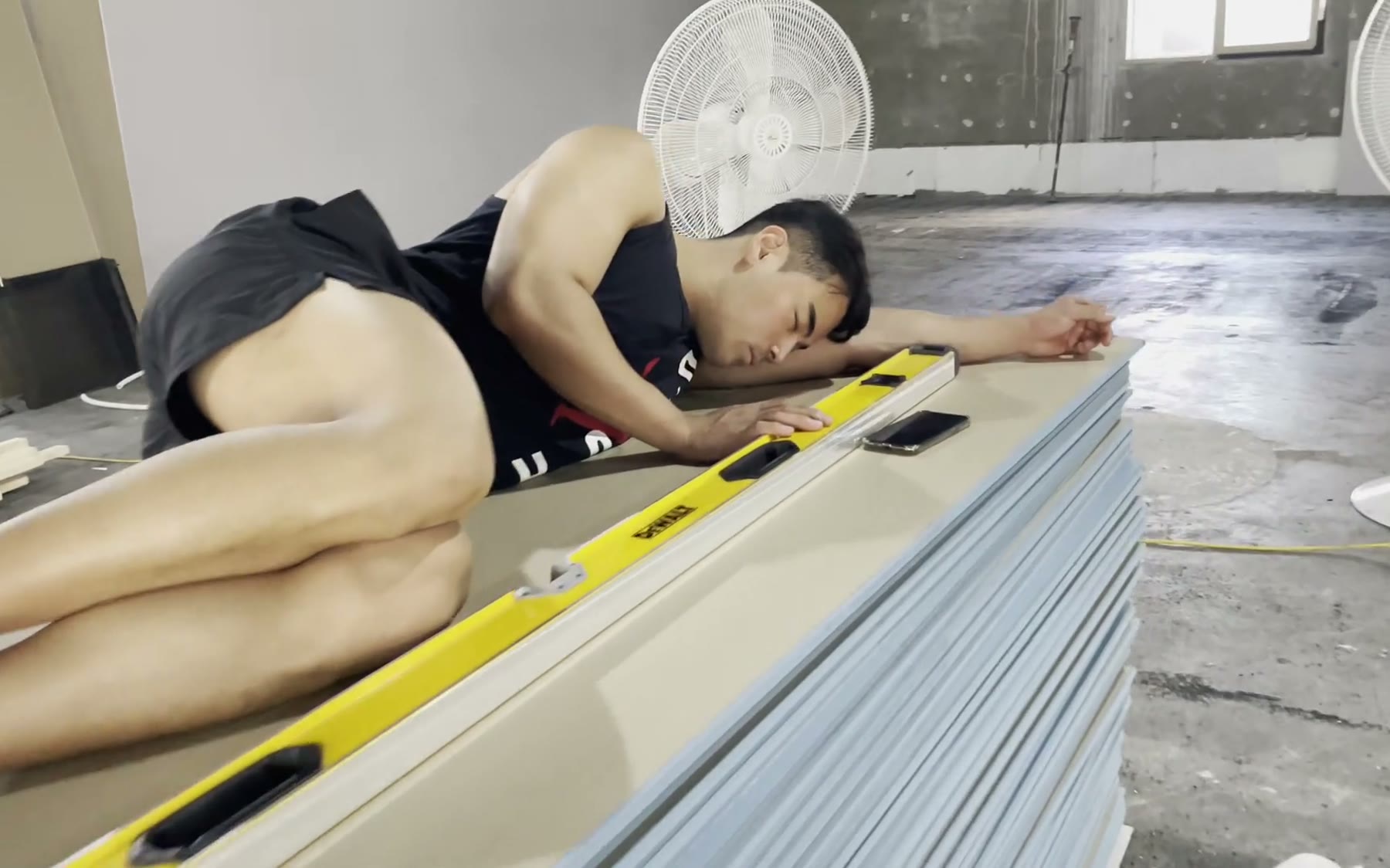 공사 자재 위에 누워 잠시 쉬는 젬스톤 직원