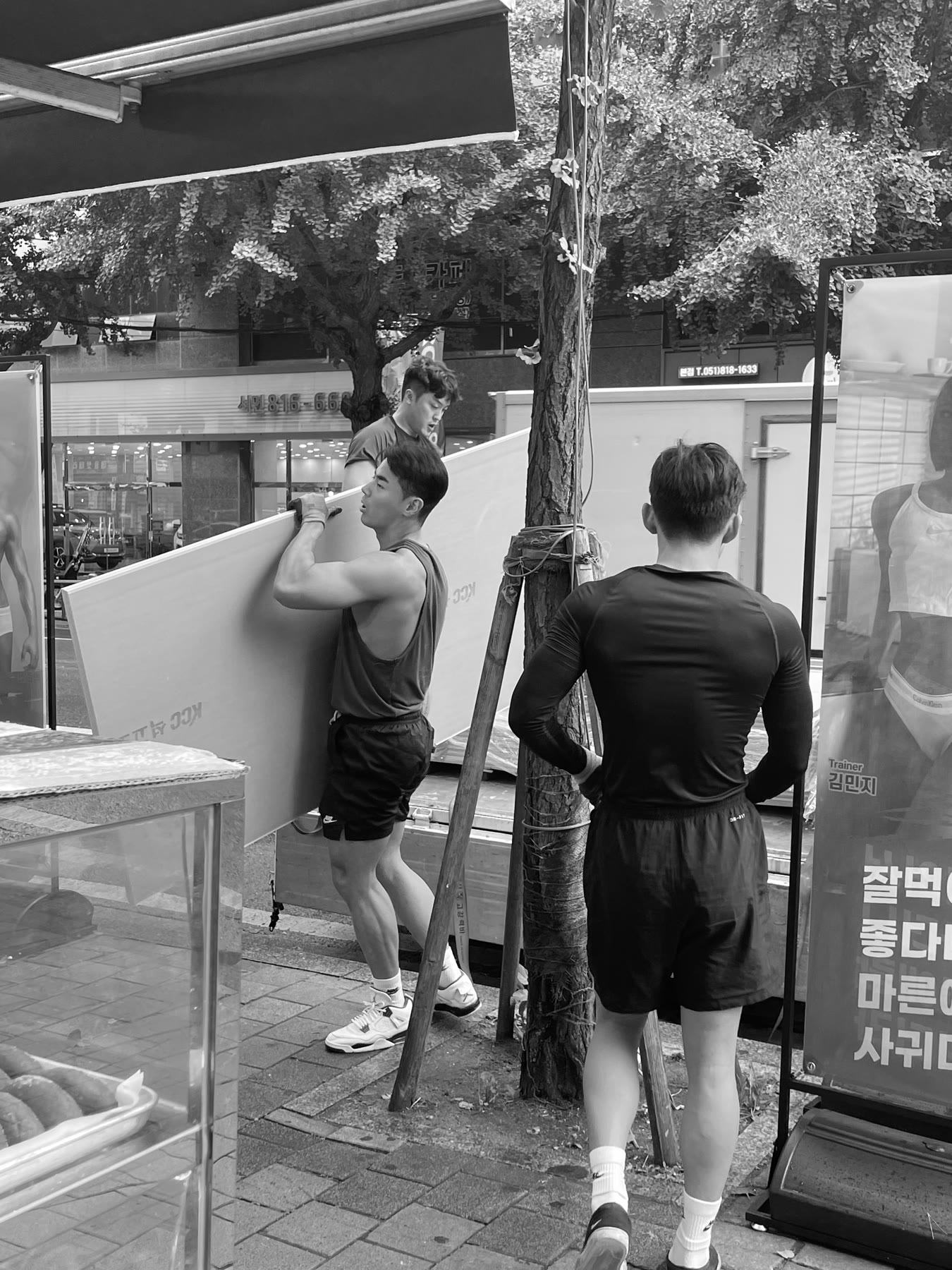 젬스톤 직원들이 길가에서 건축 자재를 옮기는 모습