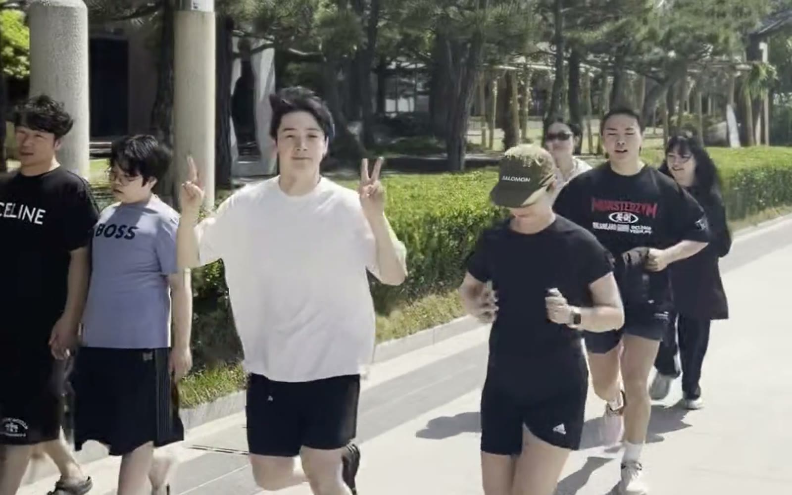 공원 길을 걷고 달리는 젬스톤 러닝 크루