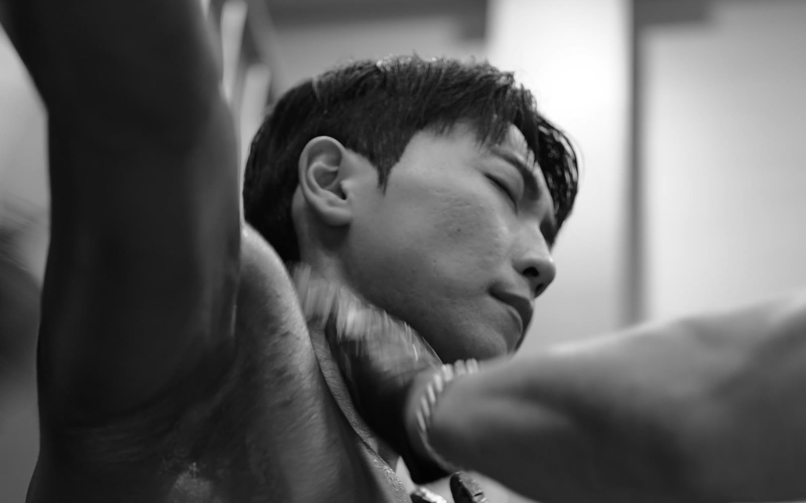 무대를 앞두고 몸의 상태를 점검받는 트레이너