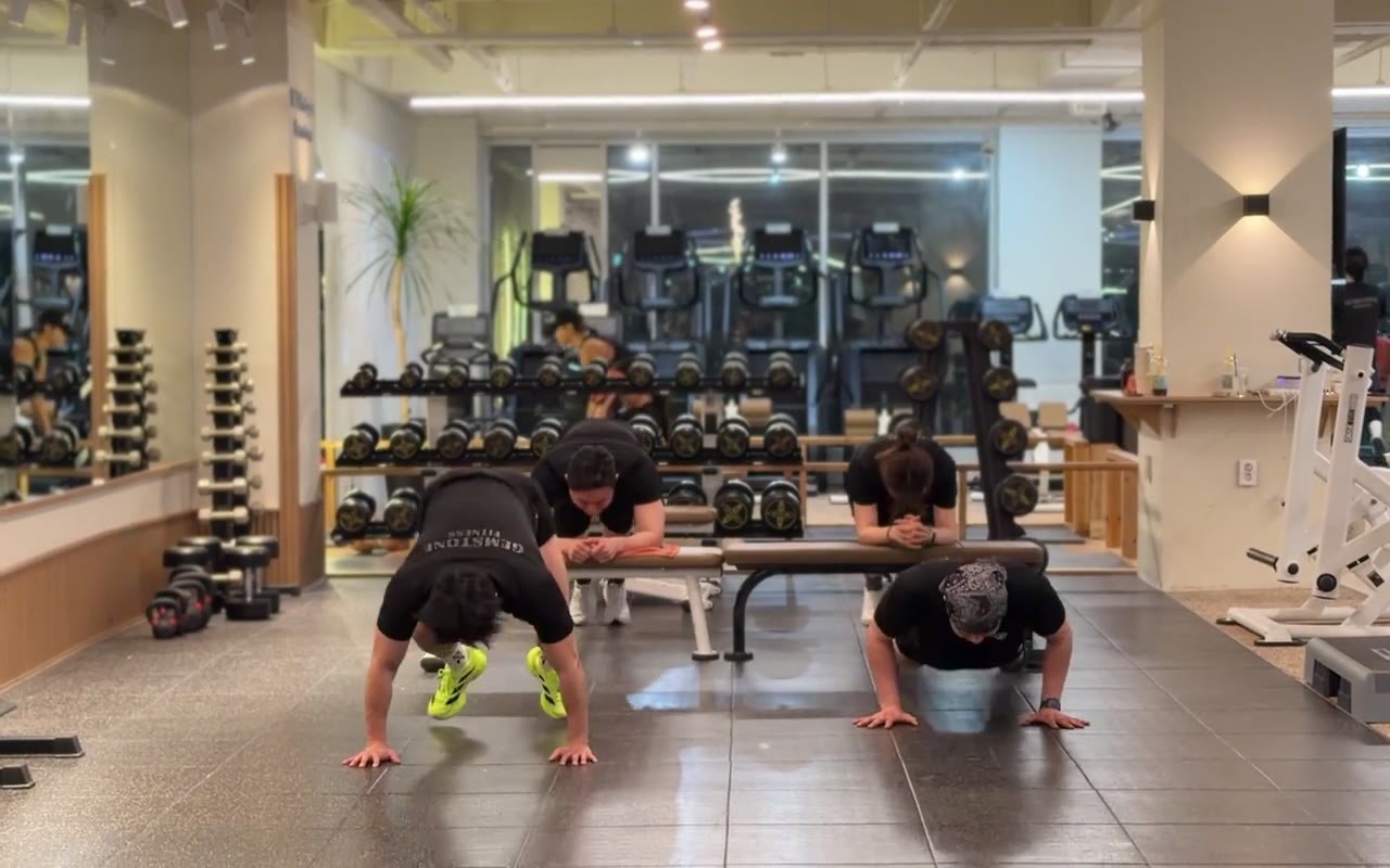 코치와 함께 WOD 동작을 수행하는 회원들